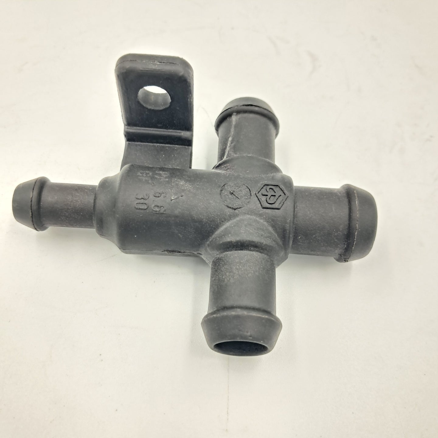 UPPER JOINT FOR COOLANT HOSES VESPA GTS GTV pn: 577195